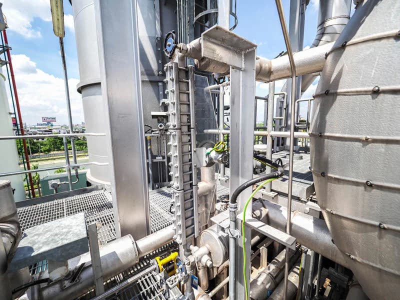 Industrial process installation with tanks and instrumentation